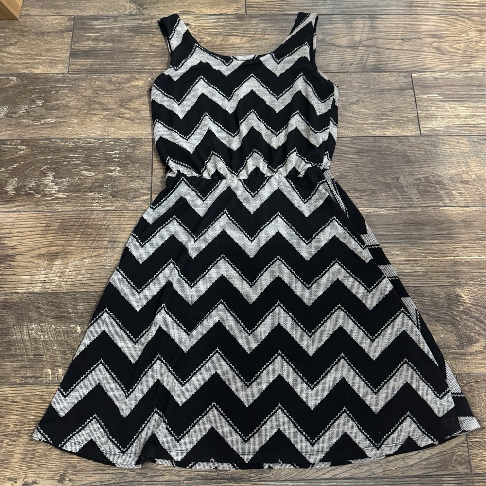 Women's Renee C Black & White Chevron Sleeveless Dress - Size Medium (approx)